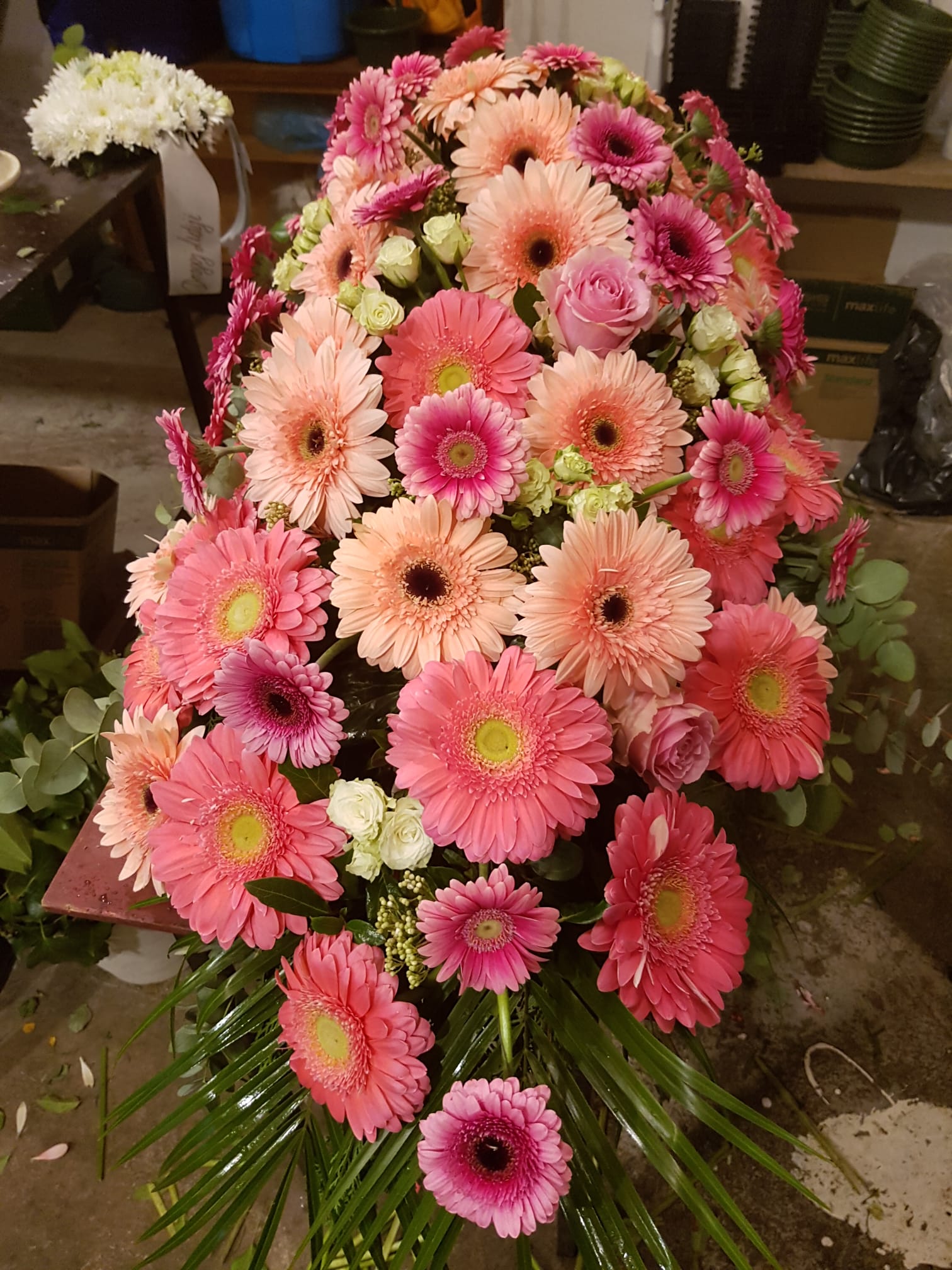 Cvijece Pecina Zagreb aranzman u kombinaciji velikih i mini ruza i gerbera Aranzman za lijes od gerbera